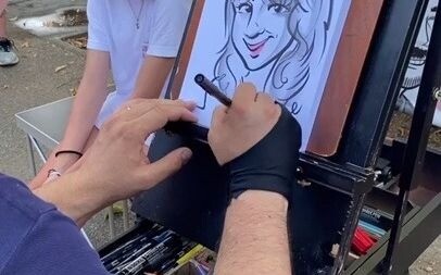 街头画师给小姐姐量身定制卡通肖像画，眼睛的轮廓刚描出来，就知道成品肯定不会差！