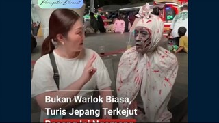“Sugoi!” Kaget sekaligus kagum, turis asal Jepang ini nggak nyangka sosok pocong yang diajak foto di
