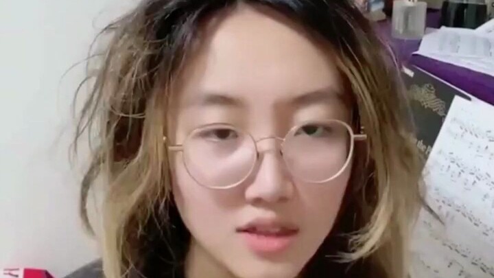 A quintessential artistic vibe! A girl with a fever for over ten days didn’t dare wash her hair and 