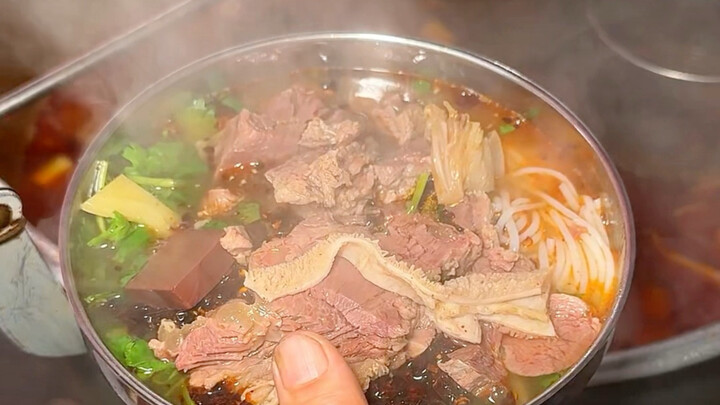 บะหมี่น้ำซุปเนื้อแพะที่หลิวผานสุ่ย เนื้อแพะเป็นชิ้นหนาติดหนังทั้งหมดเลย～