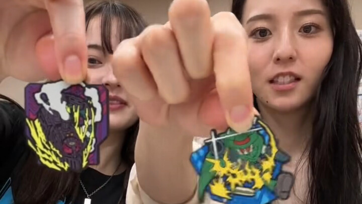 二姐三妹展示军火
