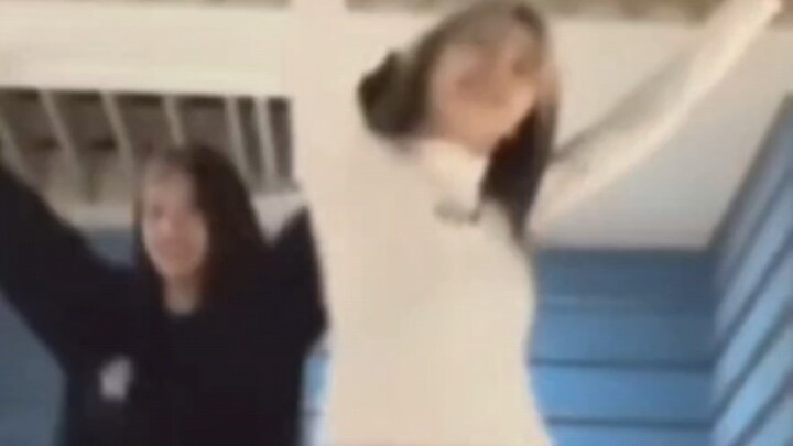 How did she manage to dance so easily and cleanly? Her core control is so strong (you can't tell she