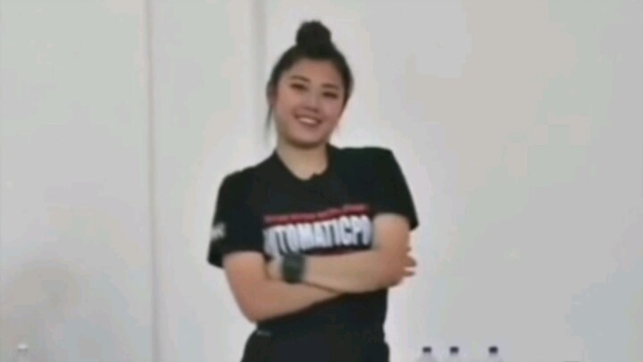 【Leejung】"Young and Promising" 20-year-old Jun'er practices in the dance studio with members of just