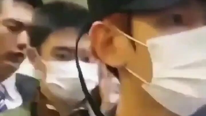 [EXO] Đô Kính Tú: Đừng chặn tôi nữa chứ, tôi cũng là ngôi sao như anh chàng phía trước kia mà!!!