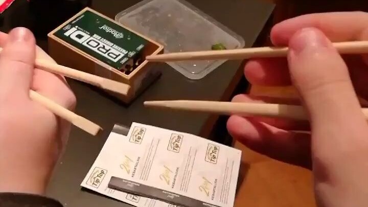 Mengajari Teman Pakai Sumpit