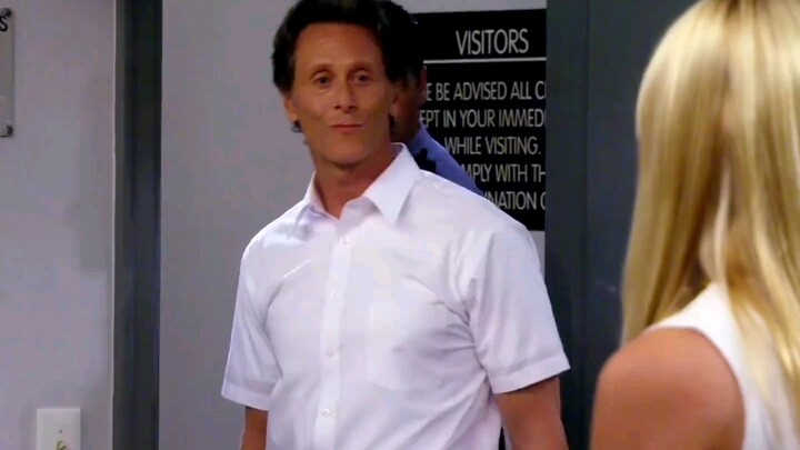 والد كارولين: الرجل الوحيد القادر على إسقاط ماكس في حبه، ولا عجب أنه المحتال الذي خدع نيويورك بأكمله