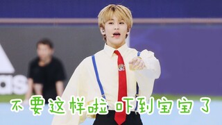 【NCT Lee Mark】عندما كان مارك يوقع على التوقيعات واعتقد أن المعجبين قد قفزوا فوقه، كان لطيفًا جدًا T_