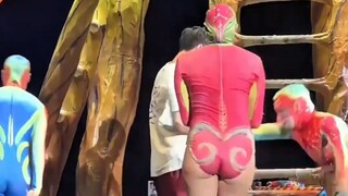 这马戏团真的太刺激了，前排男生被拉上去跳水！！