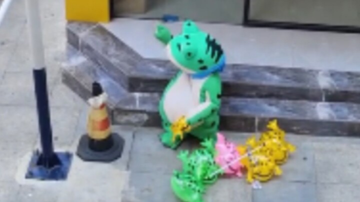 เขากลับไปค้นอยู่ใต้ถังนั่นน่ะเหรอ?