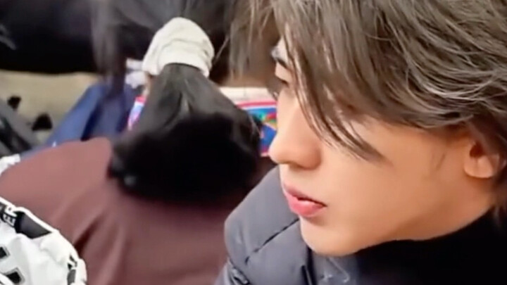 Bé trai miền núi áp sát mặt gọi Cai Xukun là “Anh Gà”? Khôn ơi, anh nhẫn nhịn thế này thì làm gì cũn