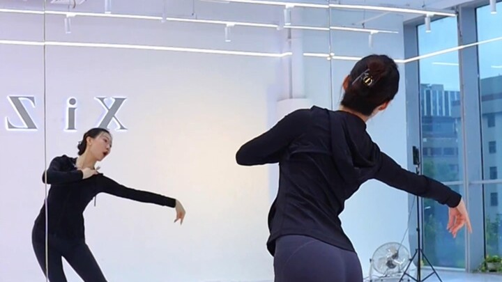 ติ๊งต่อง! การสอนเต้นระบำคลาสสิก “พันปี” เวอร์ชันรายละเอียดผ่านกระจก