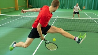 Chán xem trick bóng bàn rồi thì đổi qua tennis nhé