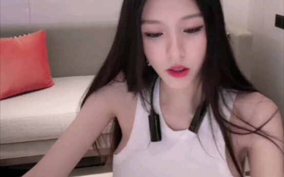 الأخت الكبرى اللطيفة، ترقص بشكل ارتجالي