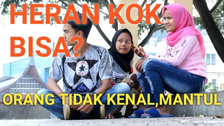 DUDUK DITENGAH-TENGAH ORANG GA KENAL, PRANK