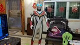 [Bao da] Điều gì sẽ xảy ra nếu bạn bất ngờ xuất hiện trước mặt em trai mình trong bộ đồ da Ultraman 