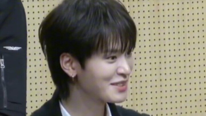 Hahaha, this fan is so cute—she confessed her crush on Ziyu right in front of the boys!
