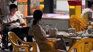 هؤلاء مجموعة من الأصدقاء المزعجين، هاهاها، حقًا مضحكون جدًا!