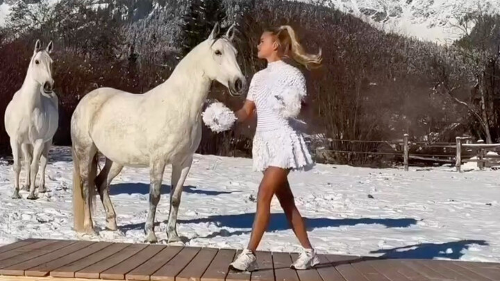 ❄️ Sudah latihan tarian Natal terbaru belum? 🥹🐴 Aku sadar setelah mengunjungi semua tempat yang pern