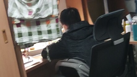 Giả gái rồi yêu online với bạn cùng phòng, lừa hết tiền sinh hoạt suốt ba tháng rồi chặn luôn anh ấy