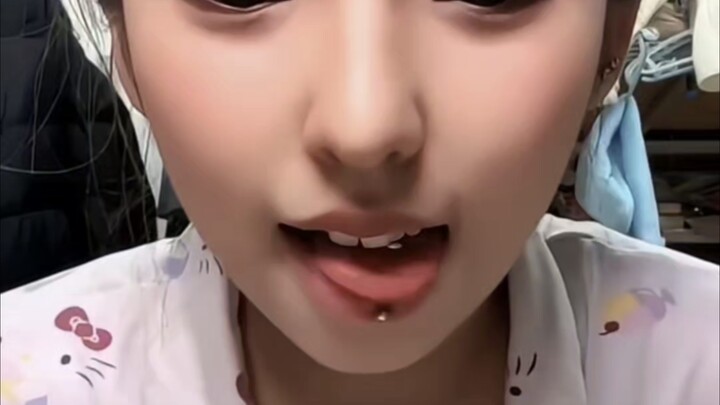 การอวดต่างหูลิ้นของสาวๆ หอพักวิทยาลัยนาฏศิลป์