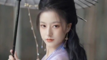 I have nothing to do tonight, so I go to the brothel to listen to music.