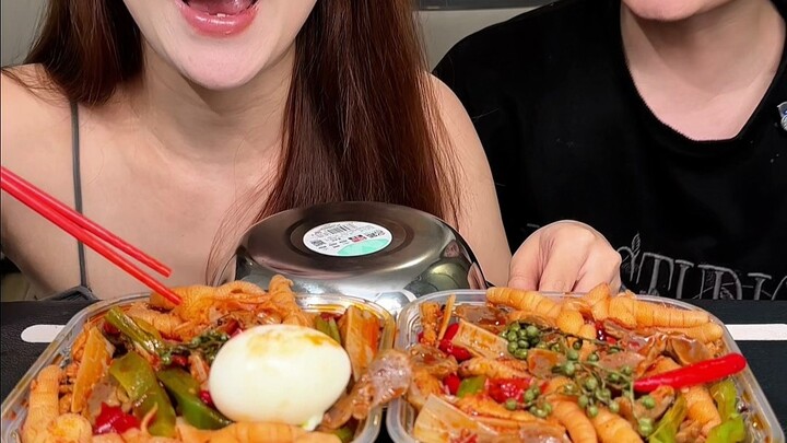 Ông xã, anh ăn suất lớn, em ăn suất nhỏ là được rồi, để em tặng anh một bất ngờ lớn nhé! Không tin h