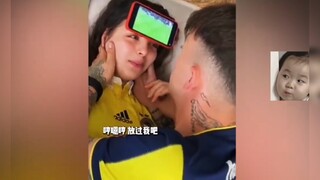国外球迷把手机放女友额头看比赛