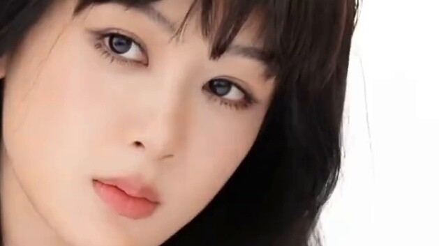 หนูหัวเราะ! ทรงผมหน้าม้าและทรงผ้าคลุมแบบเดียวกัน! แล้วนี่คือความรู้สึกที่คุณต้องการจะสื่อใช่ไหม? หยา