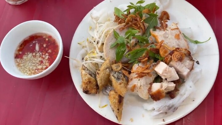 Bánh cuốn nóng thịt heo quay đổ bằng bếp củi 20k_dĩa siêu ngon