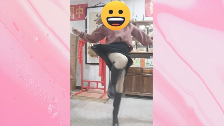 การแต่งตัวเป็นผู้หญิงครั้งที่ร้อยนั้นดูสบายๆ แต่การเต้นครั้งแรกนั้นกลับตื่นเต้นมาก