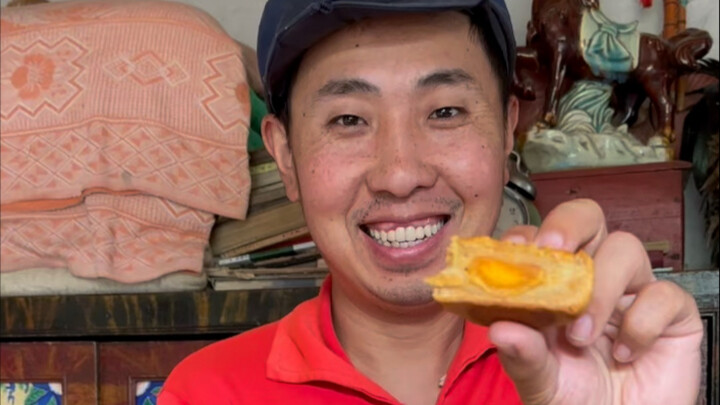 Lotus Seed Paste & Salted Egg Yolk Mooncake