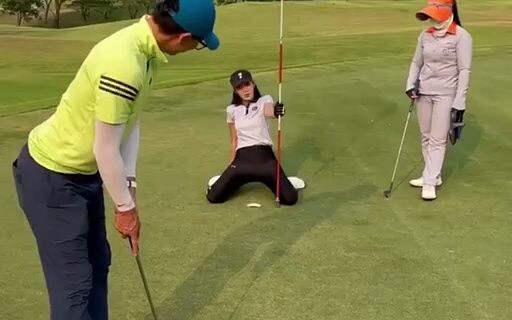 Golf cũng bị chiếm lĩnh bởi đủ loại mỹ nữ chơi bóng