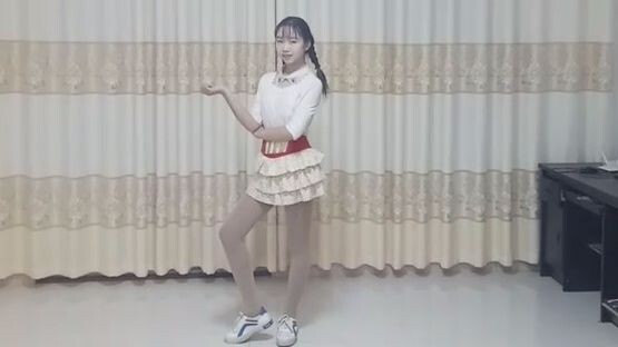 Vũ đạo của Vương Lão Hân Di: “Mỉm cười nhè nhẹ” (Một nụ cười làm say lòng người)