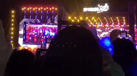As soon as Zhou Shen started singing, the guy next to him exclaimed, “This is insane—wow!”