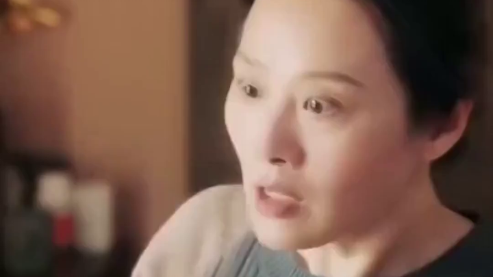Senior High School Daughter Crashes After Making Noodles, While Dad Is Completely At a Loss