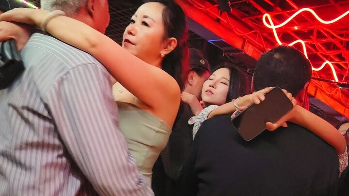 Pulang kerja santai sambil cari tante untuk berdansa