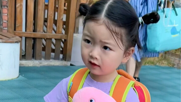 On her first day at the kindergarten, Zizi really does take the road less traveled…