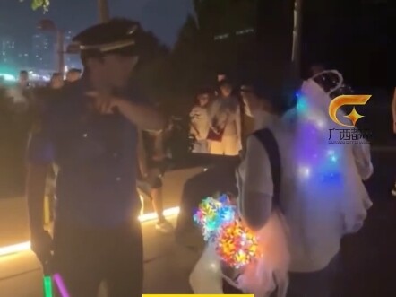 Lực lượng quản lý đô thị nhiều lần vận động các tiểu thương trong công viên rời đi nhưng không thành