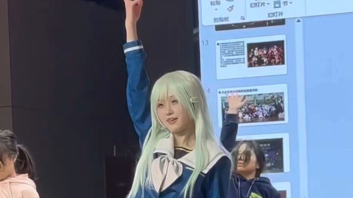 小睦不会跳宅舞只好让莫姐上号了