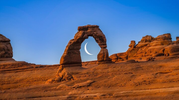 เวลาดั่งสายน้ำไหลผ่านไปอย่างไร้ขอบเขต ทว่ารุ่งอรุณอันแผ่วเบาแห่งวันพรุ่งนี้กลับไม่มาเสียที