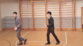 【Weibo Team】Behind the scenes of the suit-wearing trainees, a coach who can’t keep up with the pace 