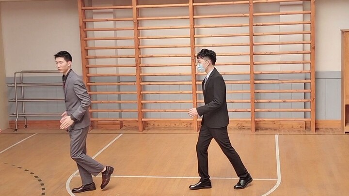 【Weibo Team】Behind the scenes of the suit-wearing trainees, a coach who can’t keep up with the pace 