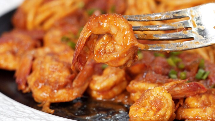 Don't throw away yesterday's shrimp shells! Deep-fry them into fragrant shrimp oil—so aromatic that 