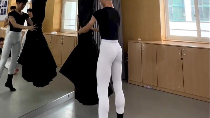 أمير الباليه يتدرب على رفع الشريك في الرقص الثنائي باستخدام الستائر