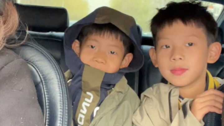 Mom, slow down! There’s a school bus up ahead carrying wzx!