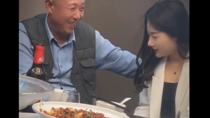 สายตาของผู้นำรุ่นเก่าไม่เคยมองผักเลยสักครั้ง ชาวเน็ตบอกว่า “ผู้หญิงกำลังดิ้นรนอยู่ในใจ”