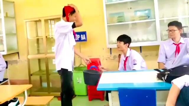 :) cô bé quàng khăn đỏ lớp tui