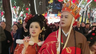 那夜人潮汹涌，我知道你心里有我，我也是。