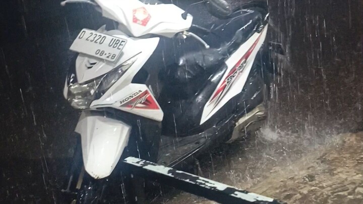 hujan hari motor basah