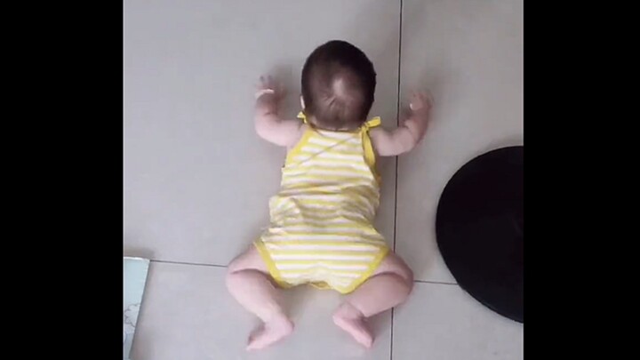 Postur merangkak yang aneh itu sungguh lucu!